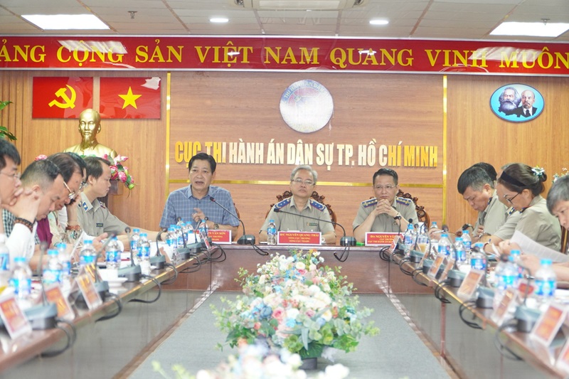 Tổng cục trưởng Nguyễn Quang Thái và Đoàn công tác làm việc tại Cục Thi hành án dân sự Hồ Chí Minh